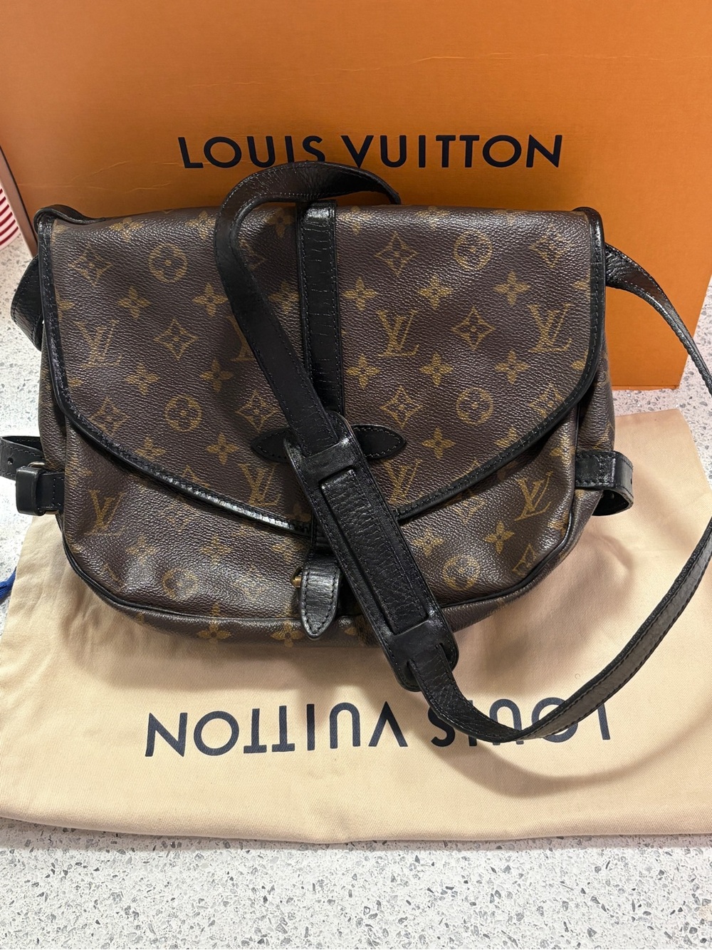 Authentic! Louis Vuitton Monogram Saumur 30 crossbody bag with vachetta Leather